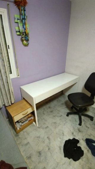 Escritorio blanco con cajonera