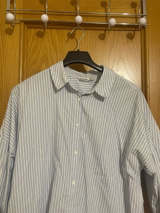 Camisa larga Stradivarius rayas azul y blanco