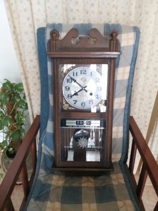 Reloj de péndulo antiguo de madera