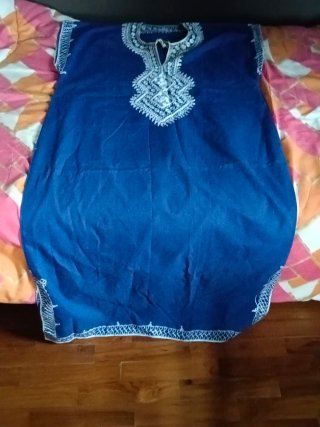 Caftano arabo blu con ricami bianchi
