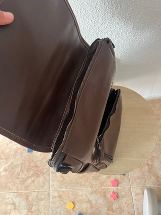 Mochila de cuero marrón y negro