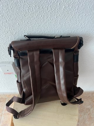 Mochila de cuero marrón y negro