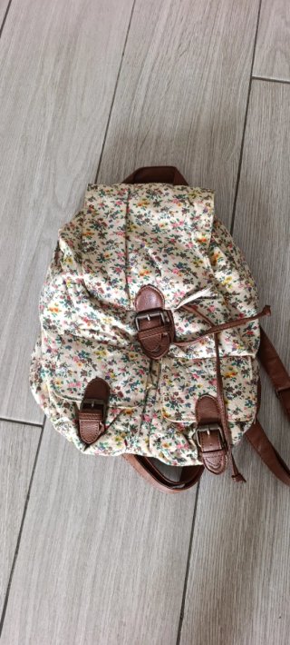 Mochila floral con detalles en piel