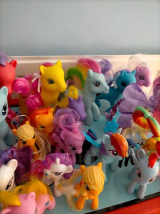 Lote de 22 Figuras de Ponis y 6 muñecas