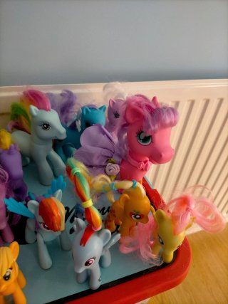 Lote de 22 Figuras de Ponis y 6 muñecas