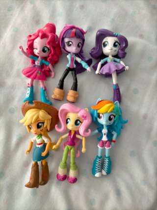 Lote de 22 Figuras de Ponis y 6 muñecas
