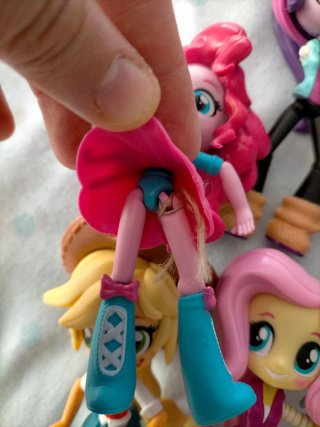 Lote de 22 Figuras de Ponis y 6 muñecas