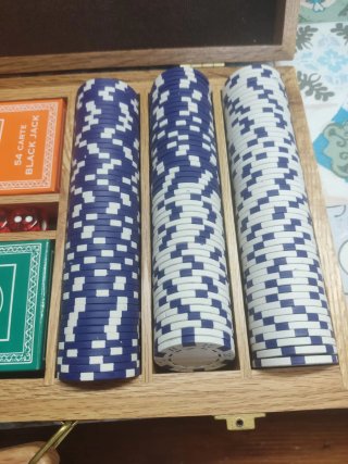 Maletín de póker con fichas y dados