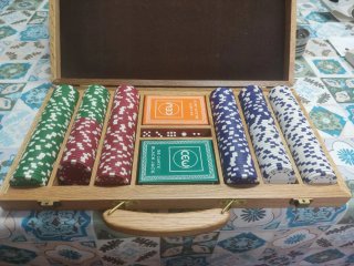 Maletín de póker con fichas y dados