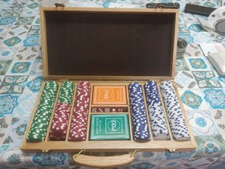 Maletín de póker con fichas y dados