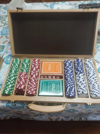 Maletín de póker con fichas y dados
