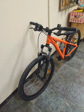 Bicicleta Infantil Naranja . Nueva una vez usada .