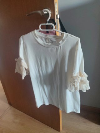 Camiseta Blanca con Volantes en Mangas