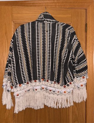 Chaqueta de punto con flecos y abalorios