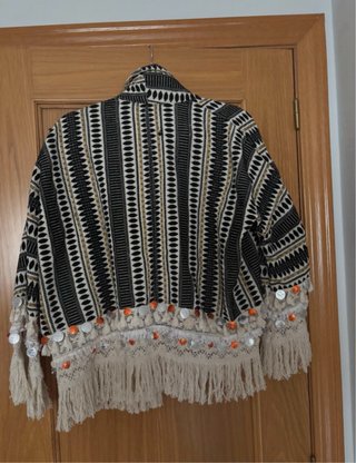 Chaqueta de punto con flecos y abalorios