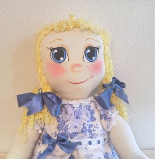 Muñeca de trapo hecha a mano