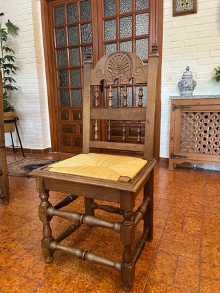 Silla artesana de madera con asiento de esparto