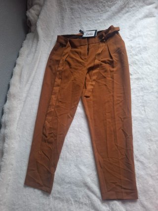 Pantalones marrones con cinturón