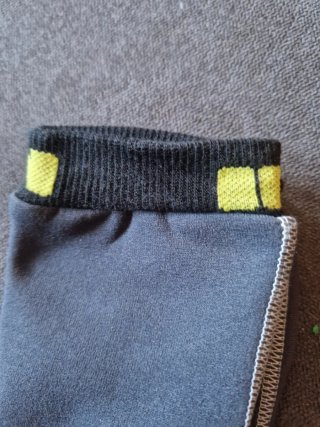 Calcetines grises y negros para ciclismo interior