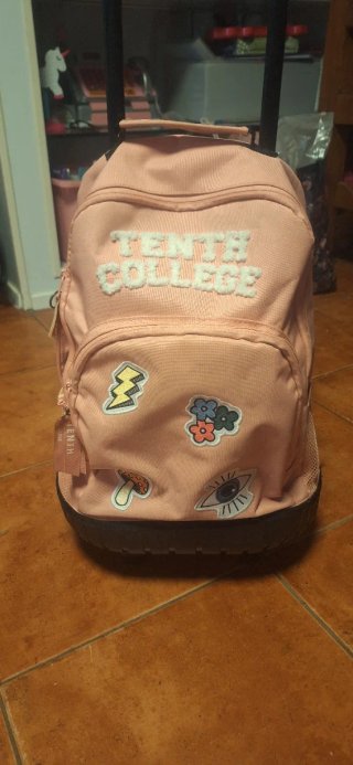 Mochila Tenth College rosa con parches