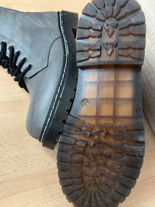 Botines grises cordones suela track T.38