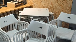 Sillas y mesas de terraza blancas