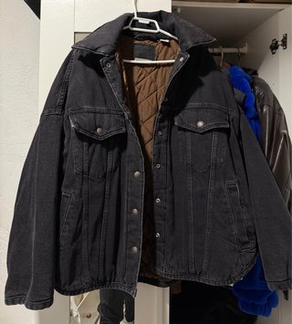 Chaqueta vaquera negra con forro marrón