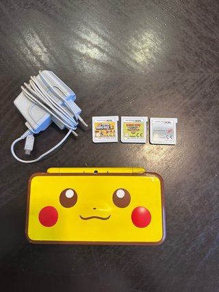 Nintendo 2DS XL edizione speciale Pikachu con caricatore e 3 giochi