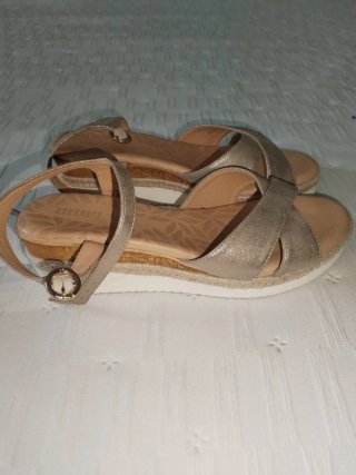 Sandalias Mustang Doradas Talla 40