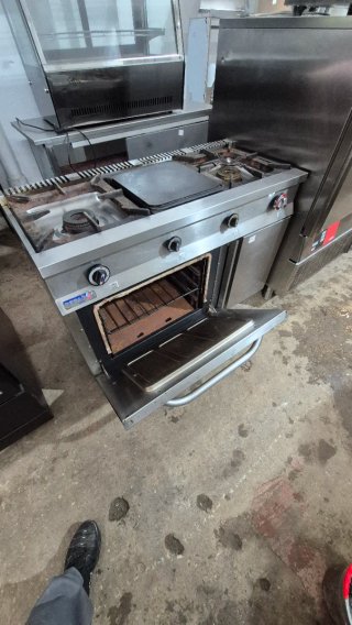 Cocina industrial con horno y plancha