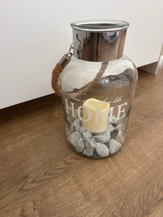 Jarrón decorativo con vela y piedras