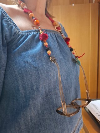 Collar Sujetagafas con Abalorios