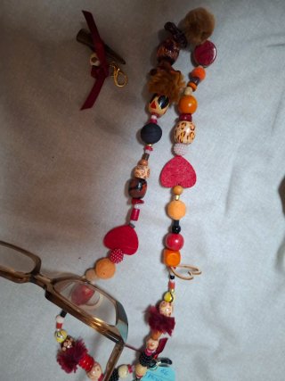 Collar Sujetagafas con Abalorios