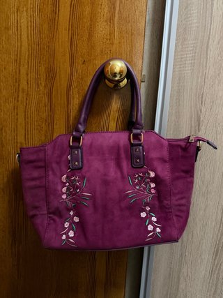 Bolso morado con bordado floral
