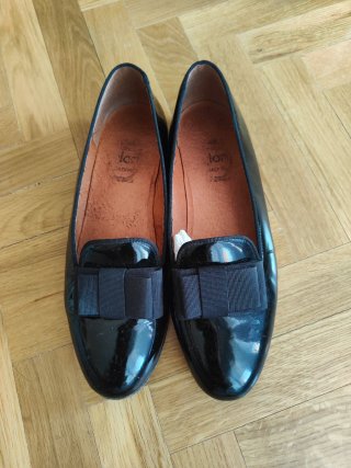 Zapatos de charol negros con lazo