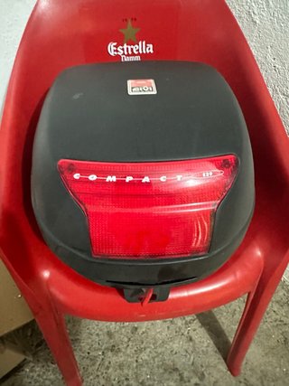 Cofre Moto Givi Compact 129 Negro/Rojo