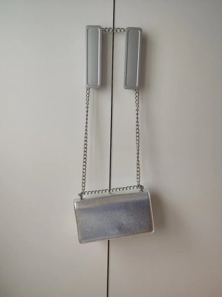 Bolso de fiesta plateado con cadena