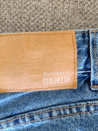 Pantalón corto vaquero estilo desgastado