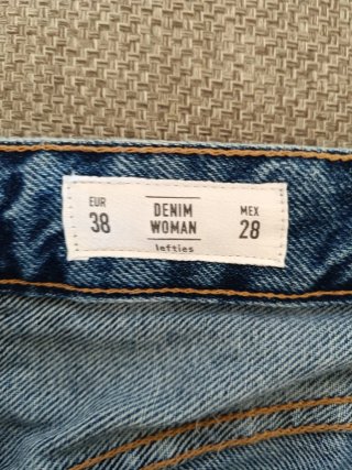 Pantalón corto vaquero estilo desgastado