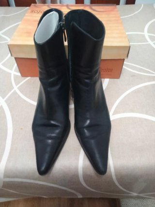 Botines de piel negros