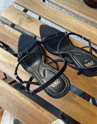 Sandalias ZARA negras tacón fino