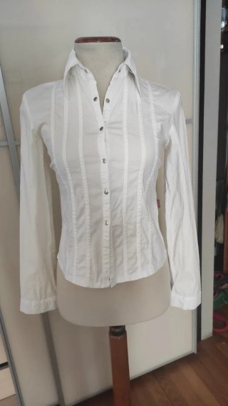 Camisa blanca entallada