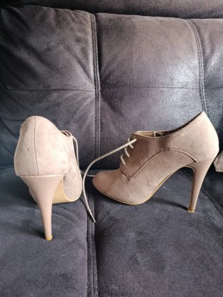 Botines tacón beige ante