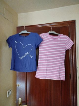 2 Camisetas: Morada TXXS y Rosa Rayas TS