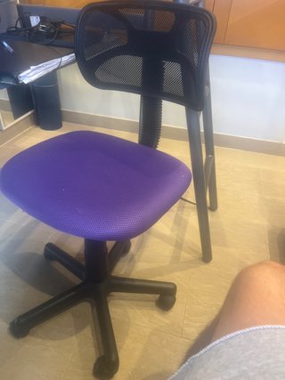 Silla de escritorio negra y morada