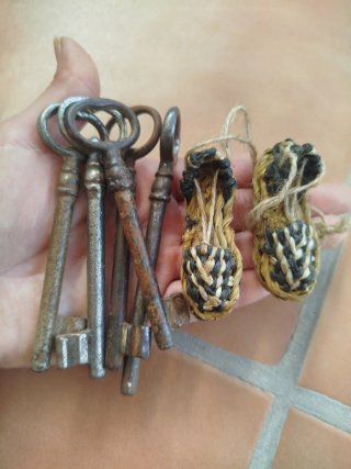 Lote llaves antiguas y espardeñas miniatura