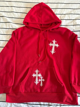 Sudadera Roja con Cruces Blancas