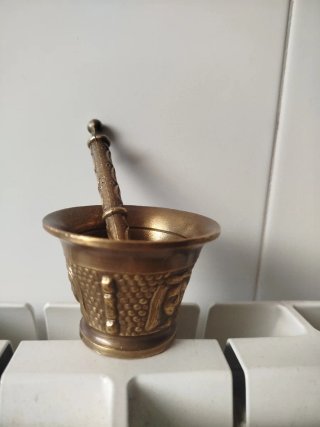 Mortero antiguo pequeño de bronce