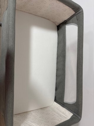 Minicuna Gris con Estampado de Corazones