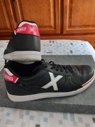 Zapatillas Munich Negras y Rojas